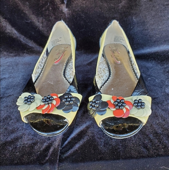 Poetic License London Open Toed Retro Design Leather Flowered Flats. - Picture 15 of 16